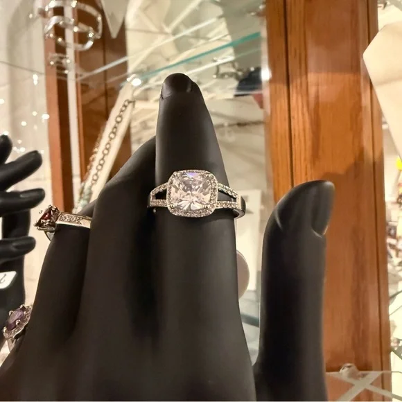 Elegant Silver band CZ Stone Ring split shank halo embezzled Stunning size 10 - Picture 7 of 7